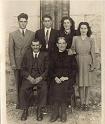 To Tomasito Medrano, con sus hijos y esposa en el ao 1947,de izquierda a derecha hijo Simn,yerno Gregorio e hijas Tomasa y Nati  